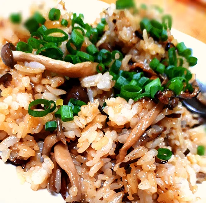 宅のまずランチ 秋刀魚缶キノコの炊き込みご飯風混ぜご飯|Takuya Hashimotoさん