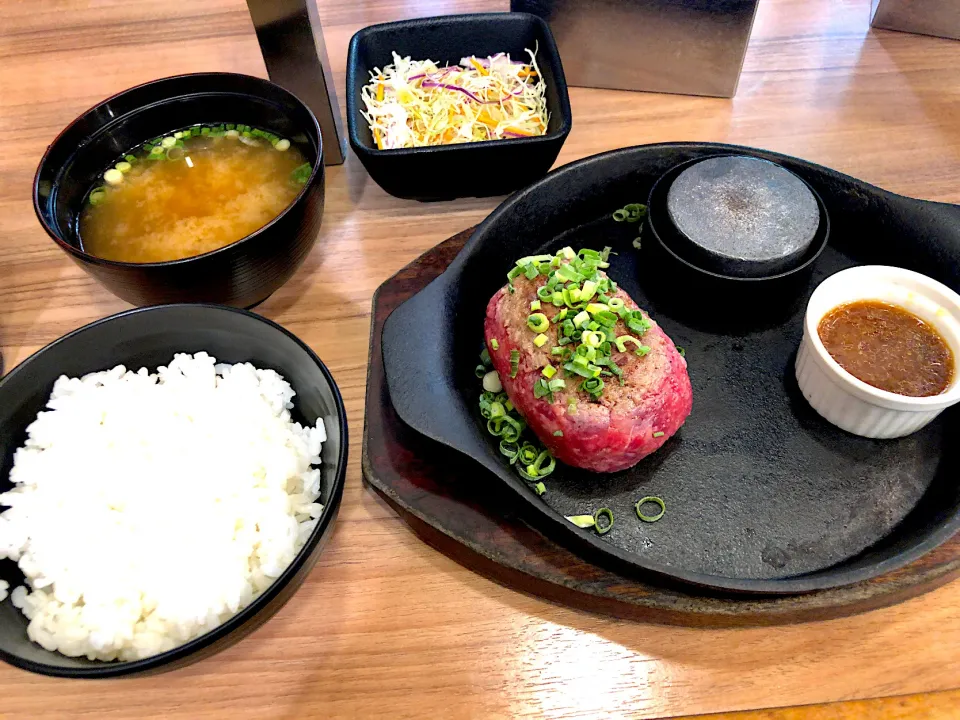 Snapdishの料理写真:鉄板焼ハンバーグセット|T. Wonderさん