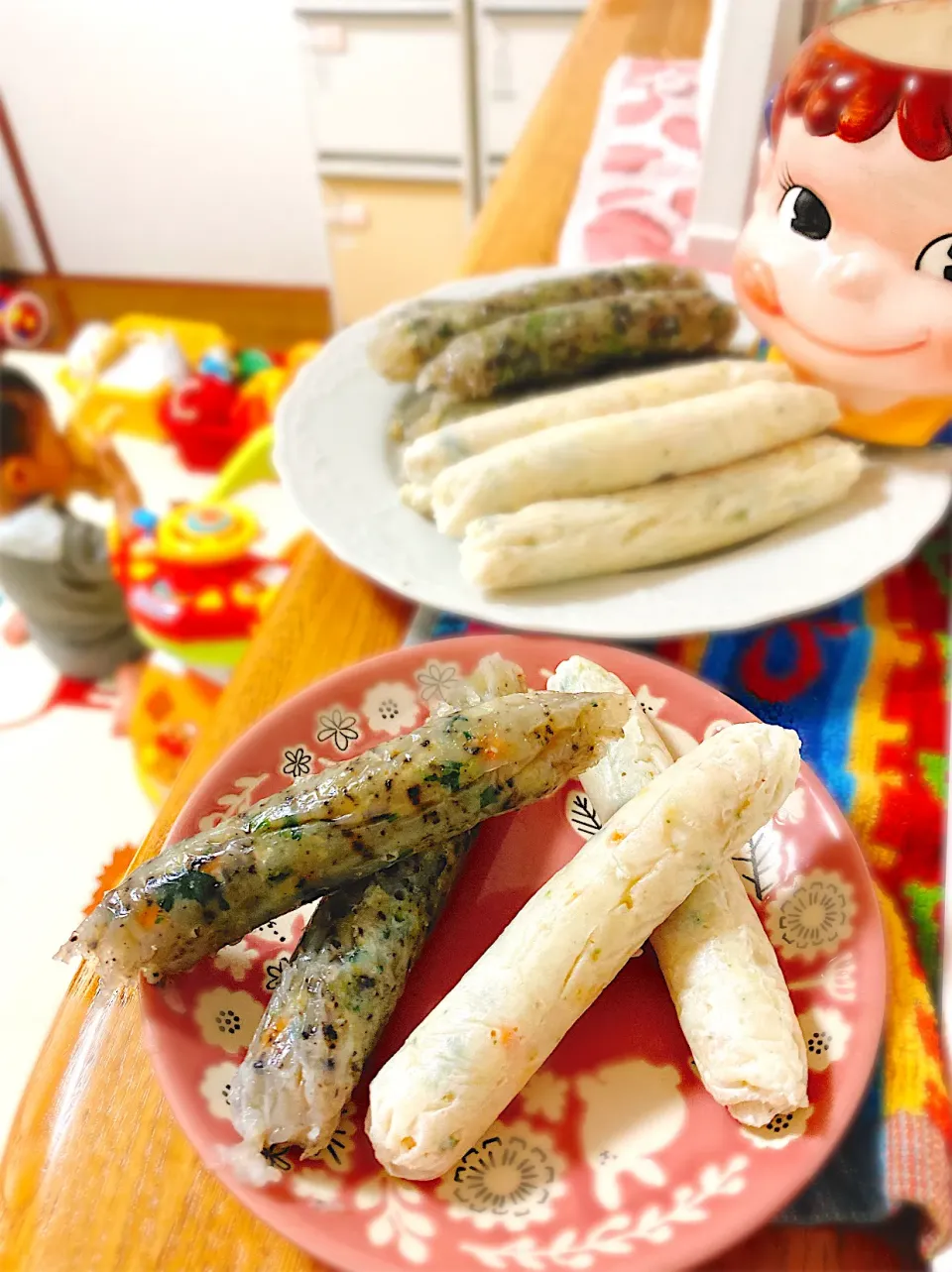 手掴み食べシリーズ♡純白の鶏肉ソーセージ＆漆黒のおさかなソーセージ〜ぬいぐるみに夢チューな息子を添えて〜。|ぽき。さん