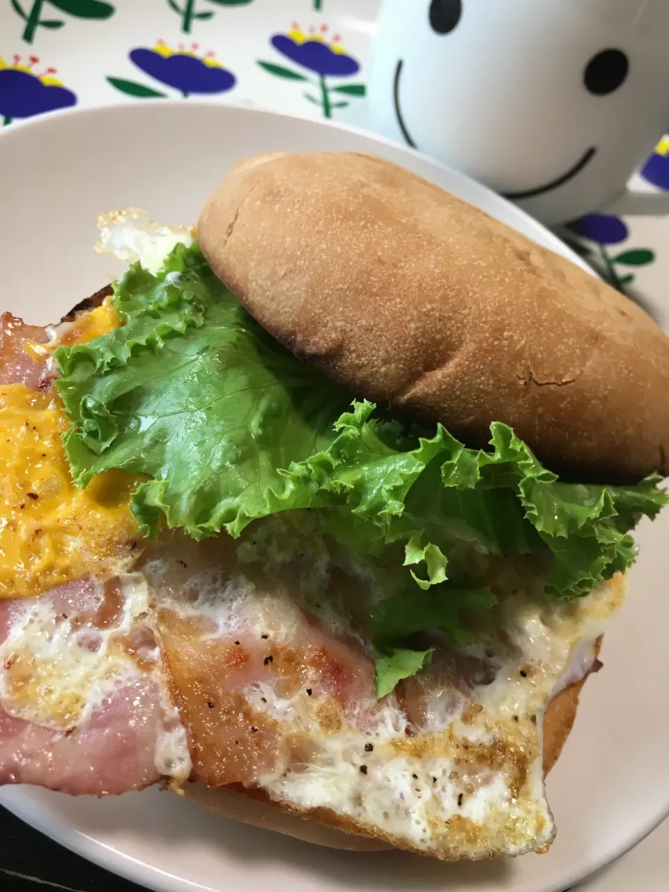 ベーグルサンド🥯ベーコンエッグ　lunch|ようか✩.*˚さん