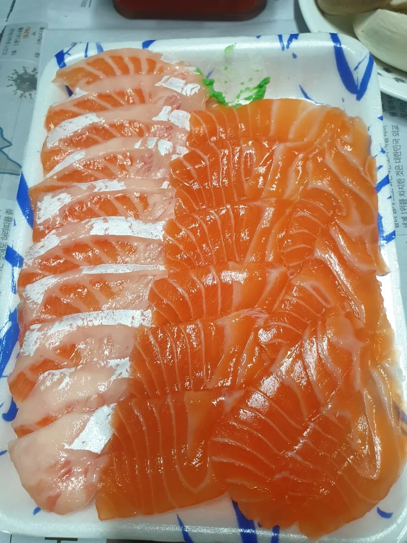 Snapdishの料理写真:Tasty Salmon Sashimi|gabbysnowさん