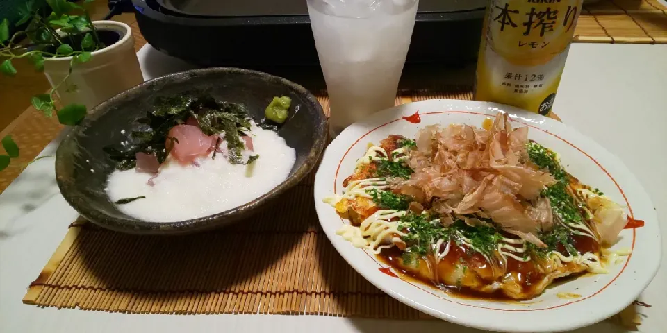 Snapdishの料理写真:お好み焼き、豚卵、山かけ、本搾りレモン🍻|miyuki🌱さん