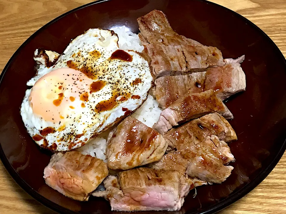 Snapdishの料理写真:☆ポークソテー･目玉焼き丼|まぁたんさん