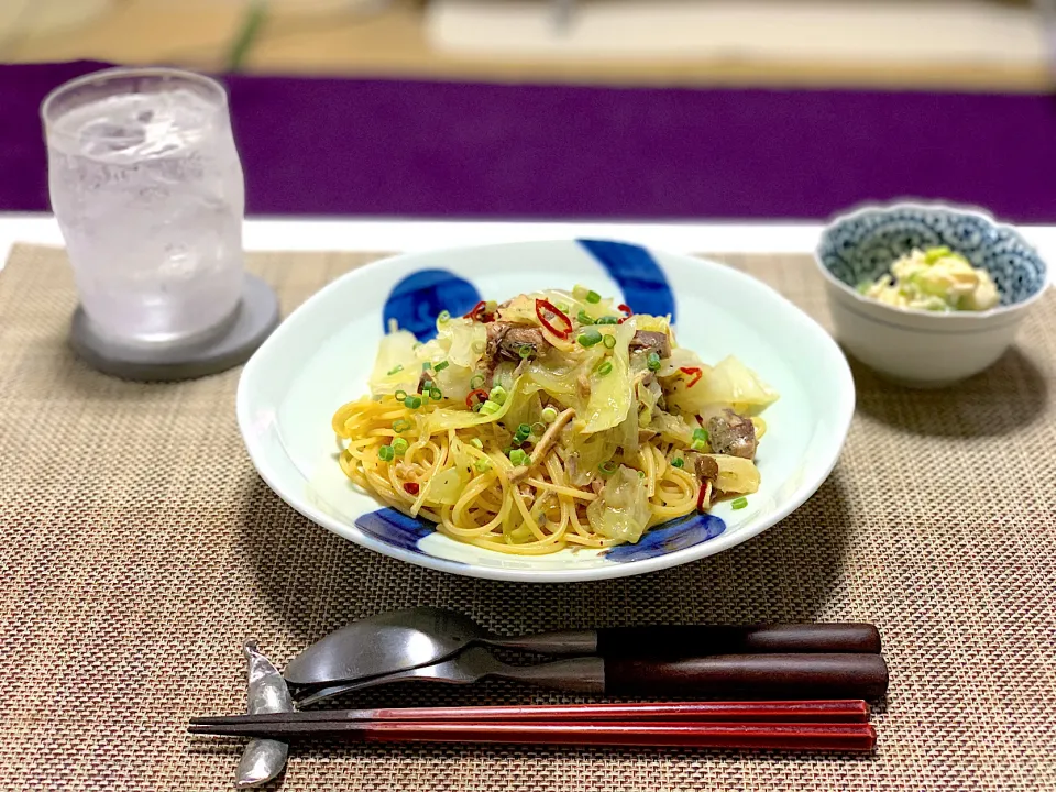 ばんごはん。サバ缶とキャベツのペペロンチーノ、ポテトサラダ。|yukiさん