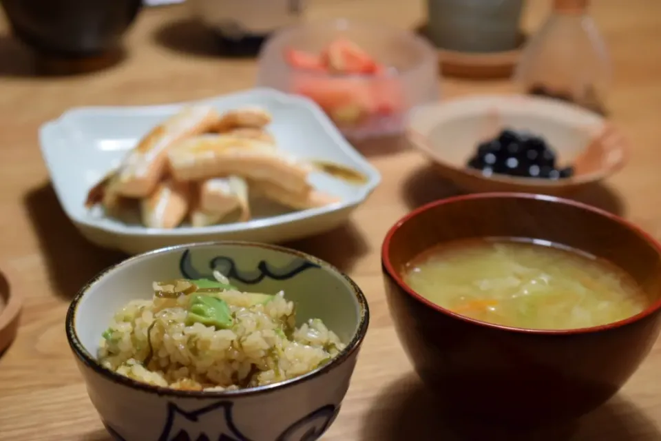 アボカドと塩昆布の炊き込みごはん|うにんぱすさん