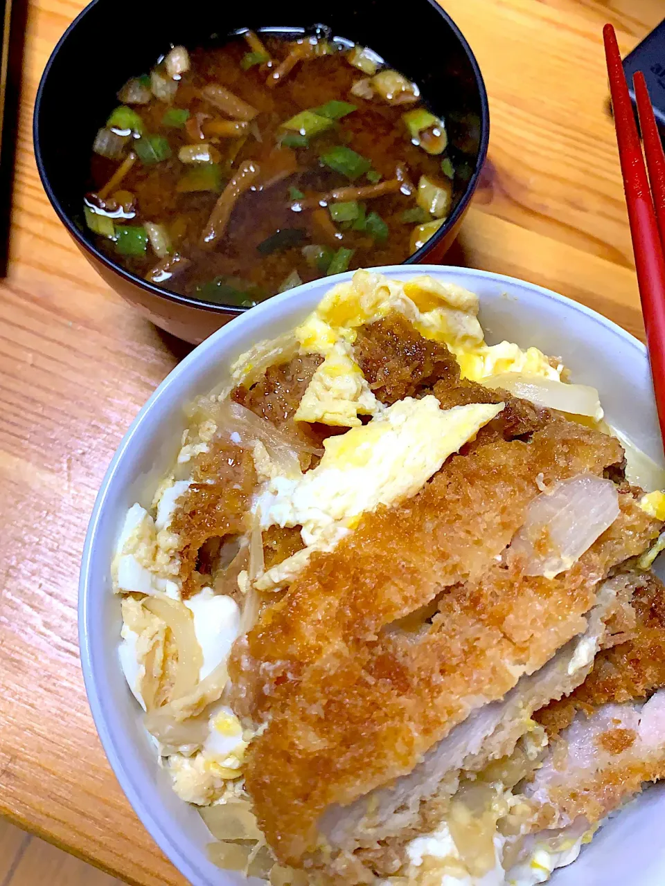 Snapdishの料理写真:カツ丼、なめこ汁|kaaaaaさん