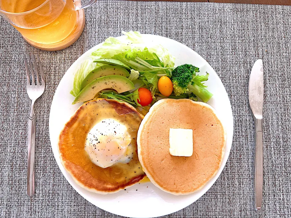 エッグベネディクトパンケーキ＆ハチミツバターパンケーキとアボガドサラダ♪|kanaさん