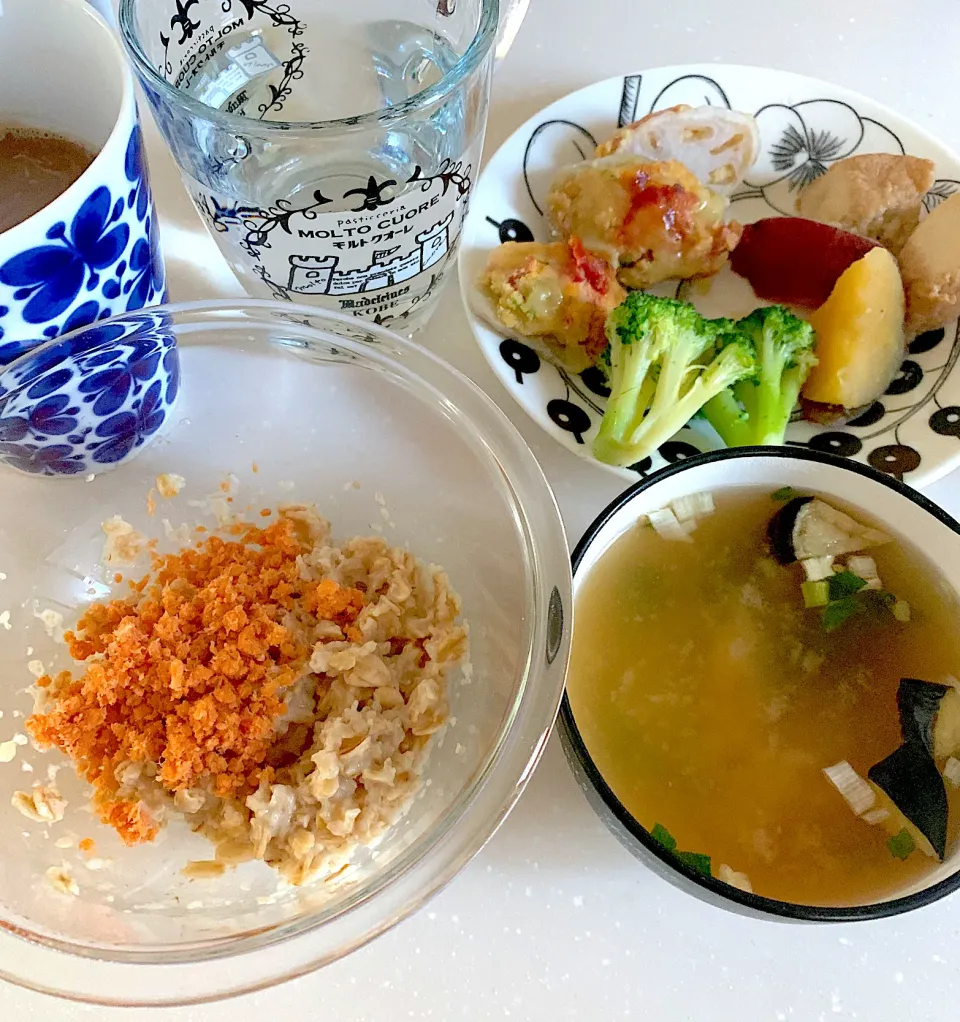 朝ごはん☺︎オートミール米化　鮭フレーク☆お味噌汁☆厚揚げとさつまいも煮☆ブロッコリー☆蓮根の卵チーズ焼き|とまこ(*^o^*)さん