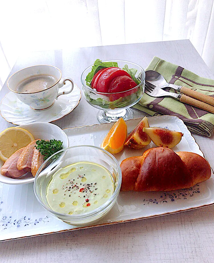 豆乳アボカド🥑ポタージュの朝ごパンプレート🥐|とんちんさん