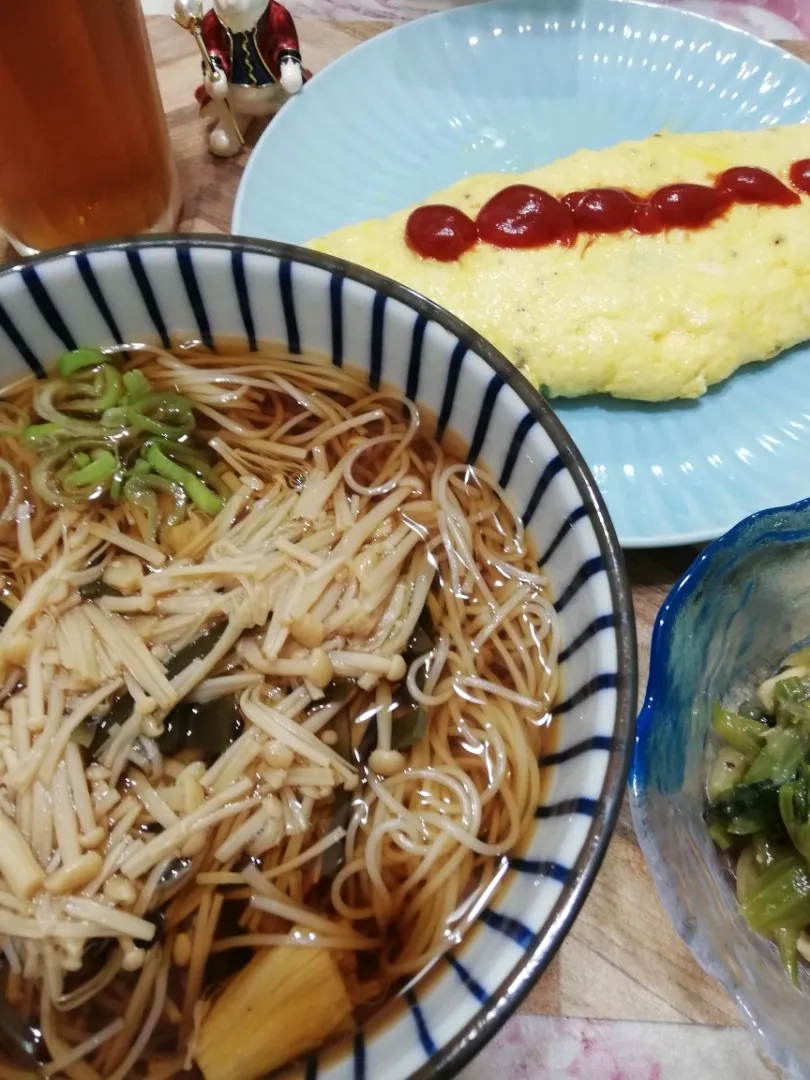 Snapdishの料理写真:9/4
なめ茸素麺と何故かバジル入りオムレツでお昼だよ😋|たえさん