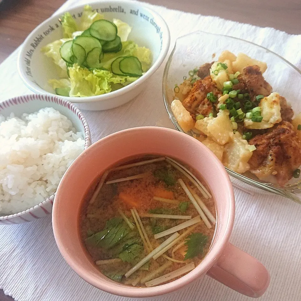 ごはん
豆腐と水菜の味噌汁
若鶏の手羽元カレー風味
じゃがいものミルク煮
レタスときゅうりのサラダ|oneiさん