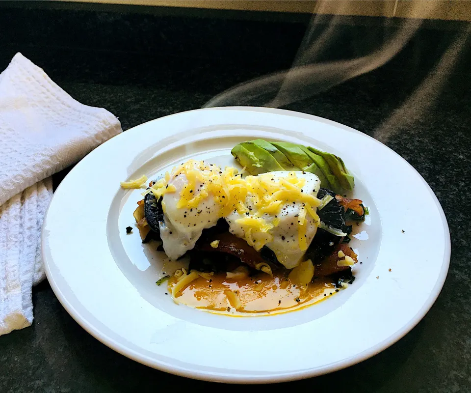 Poached Eggs, Mushrooms, Kale& Avocado|QueenMbeeさん