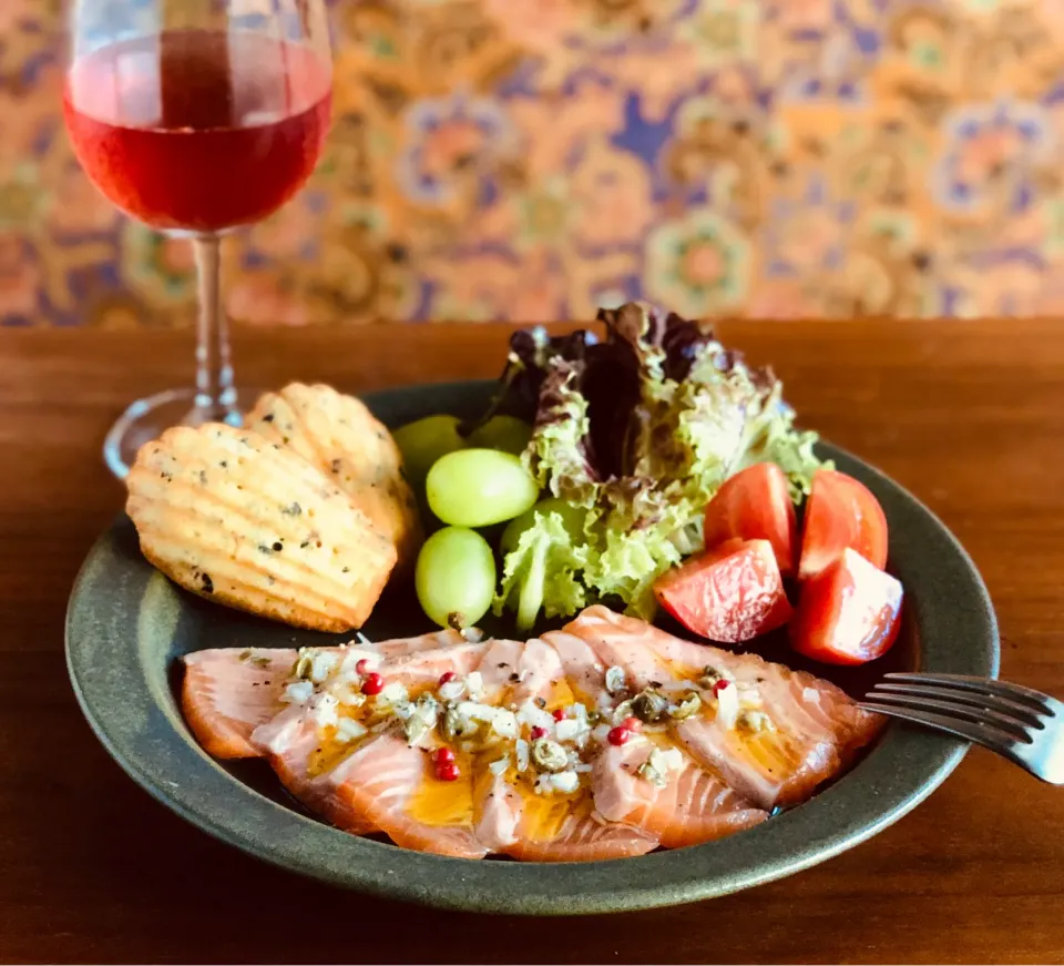 Snapdishの料理写真:サーモンカルパッチョ、オリーブマドレーヌ　Salmon carpaccio and olive madeleine　|マユマユさん