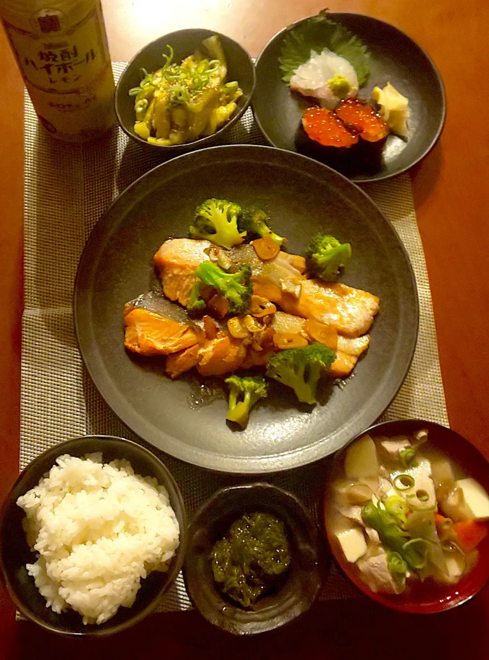 Today's dinner🍴 焼き茄子･いくら軍艦･鯛のお刺身･ｻｰﾓﾝのﾆﾝﾆｸ醤油焼き･白飯･めかぶ･ごろごろ野菜の豚汁|🌈Ami🍻さん