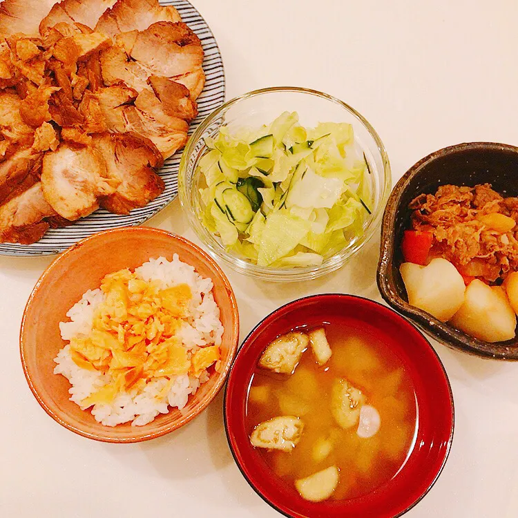 鮭丼、ナスの味噌汁、肉じゃが、サラダ、煮豚|nikotan.syさん