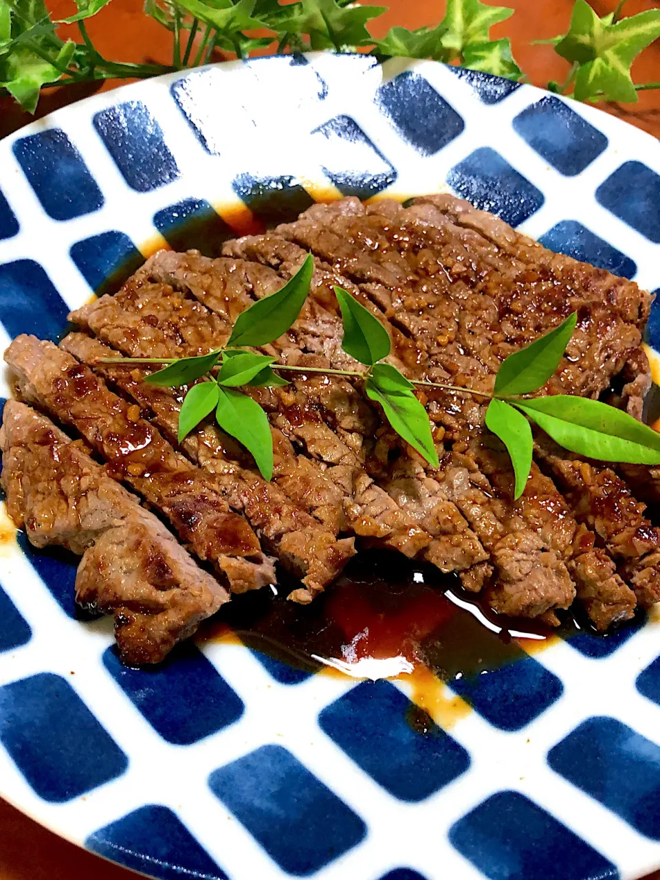 アンガスビーフもも肉ステーキ🥩ニンニクソース😋|みゆきさん