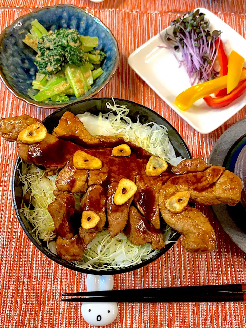 トンテキ丼|エミッフィさん