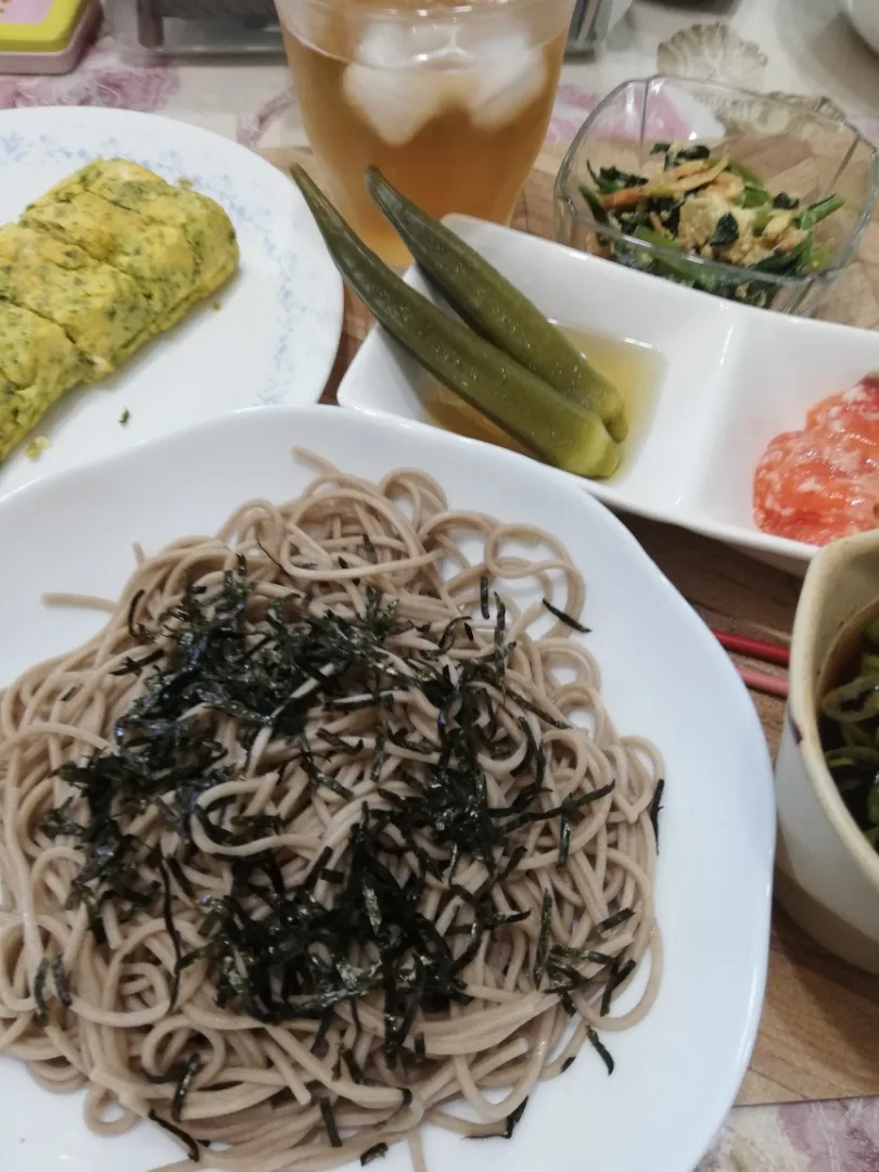 9/5
ざる蕎麦と旦那作アオサ入り卵焼きと作りおきでお昼だよ😋|たえさん