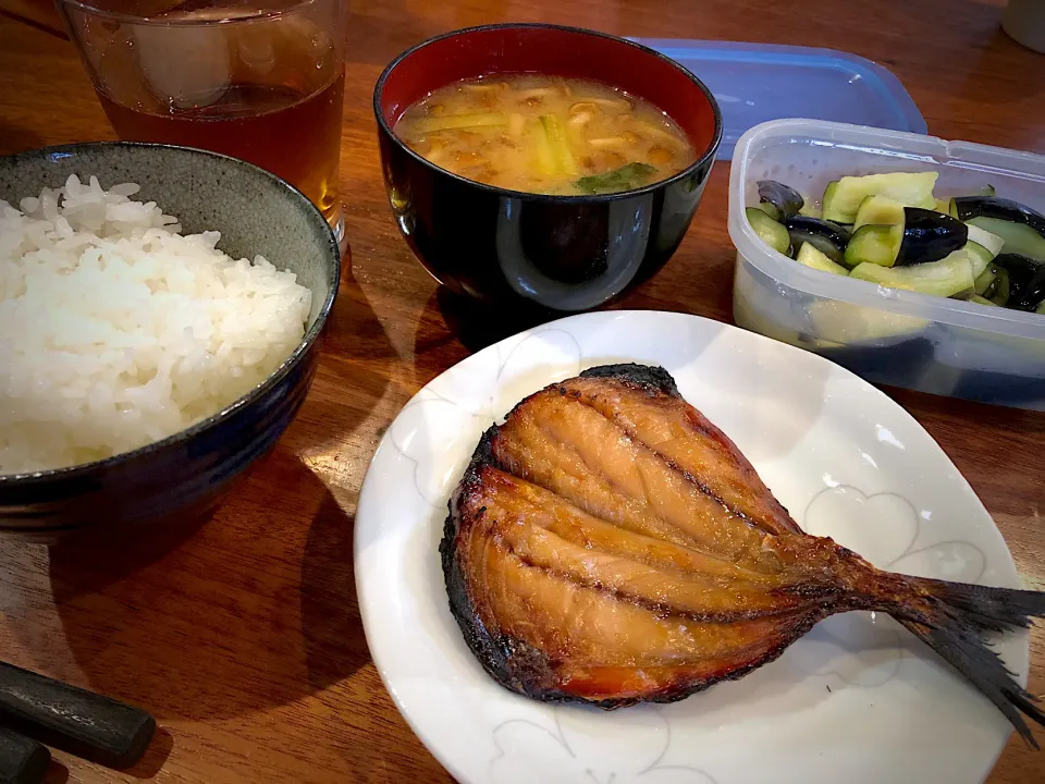 昨日の朝ごはん。アジの干物　茄子浅漬け　ナメコの味噌汁。|Hiro Yanさん