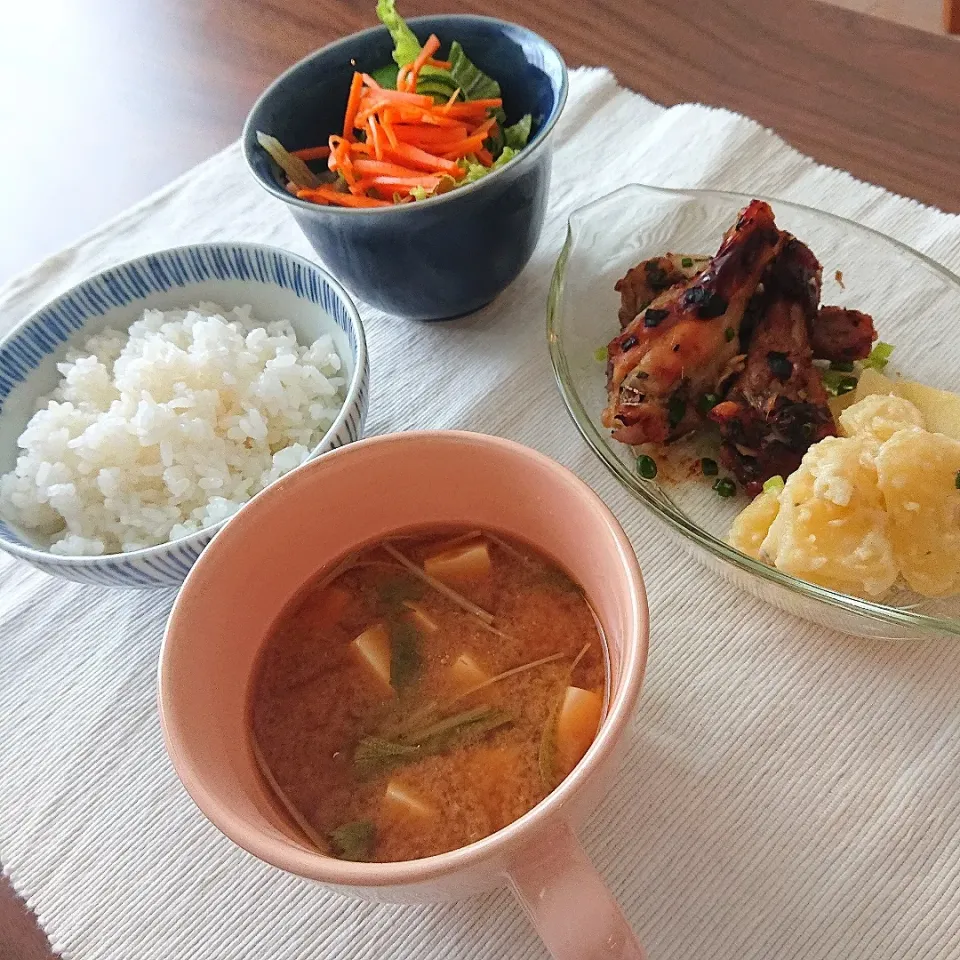 Snapdishの料理写真:ごはん
手羽元の漬け焼き
じゃがいものミルク煮
豆腐と水菜の味噌汁
レタスサラダ|oneiさん