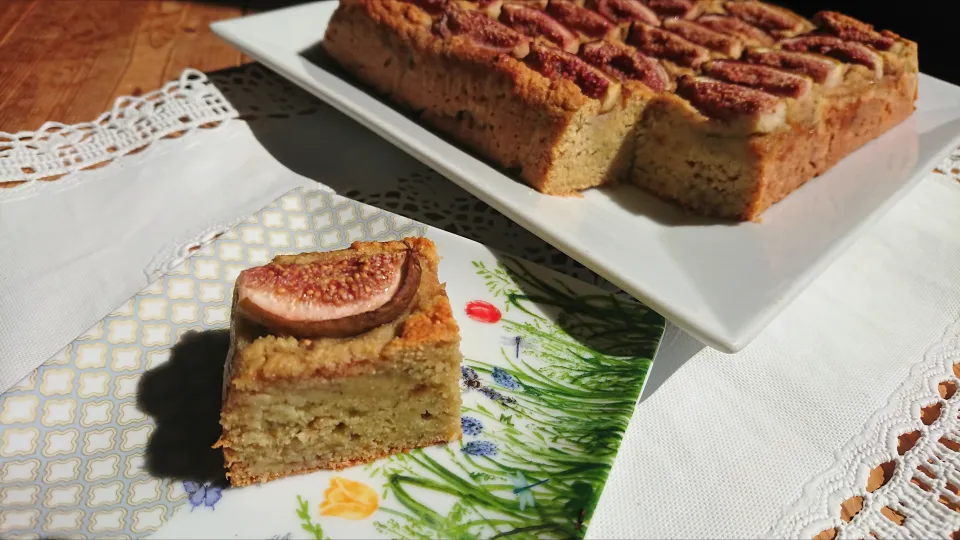 いちぢく 沢山実を付けたけど…
今年はちょっと固いからパウンドケーキに～
しっとりで上出来♥️|A-YA-YA-YAさん