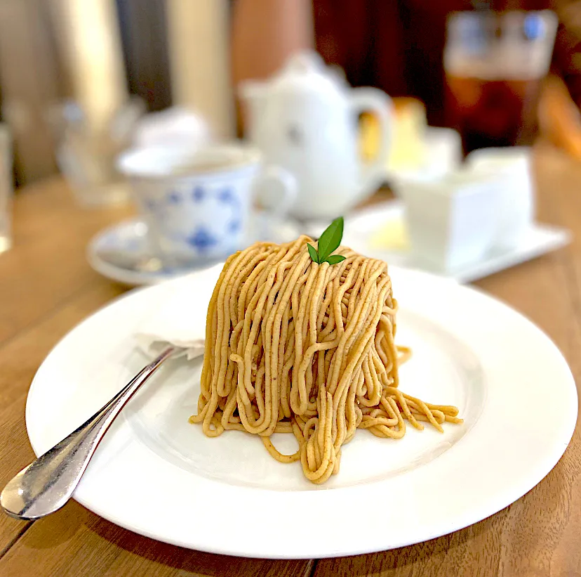 りくろーおじさんの店　陸カフェにて『栗山栗子』と言うモンブランを頂いてます😋👍|ナナさん