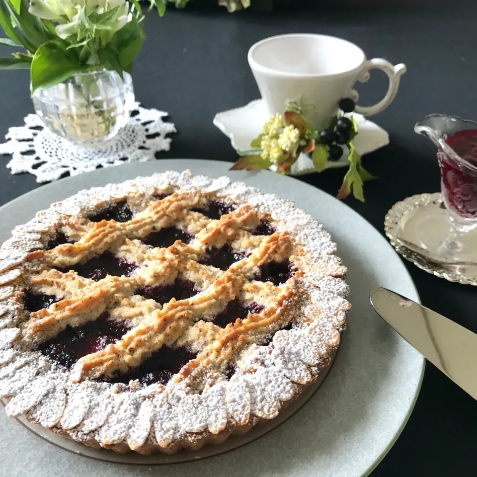 Snapdishの料理写真:ヘーゼルナッツパウダーとスパイス香るリンツァートルテ🥧🇦🇹|エンジェルさん