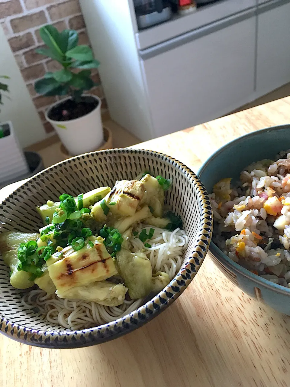 ポン酢と麺つゆで焼きなすぶっかけ素麺✧ •̀.̫•́✧ガーリック炒飯と。|さくたえさん