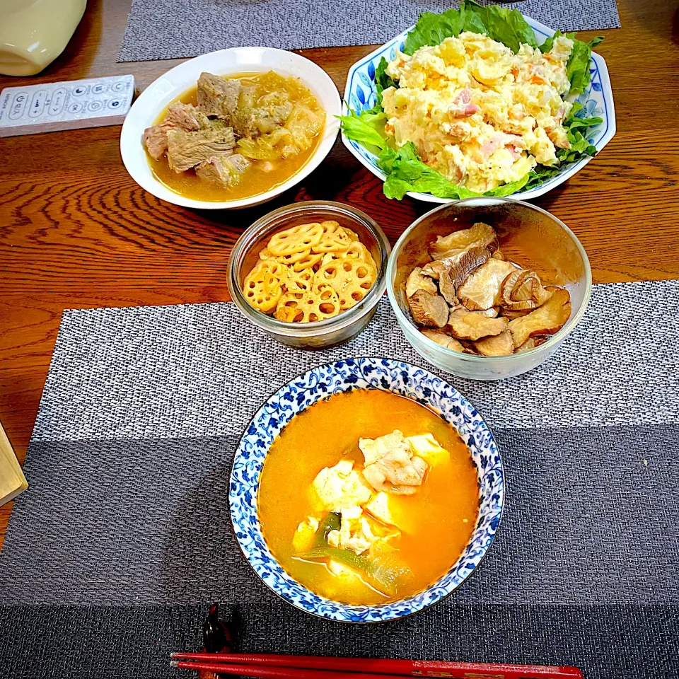 豚肩ロース塊肉と玉ねぎのスープ煮、スンドゥブ、蓮根キンピラ、もやしと人参胡瓜の甘酢和え|yakinasuさん