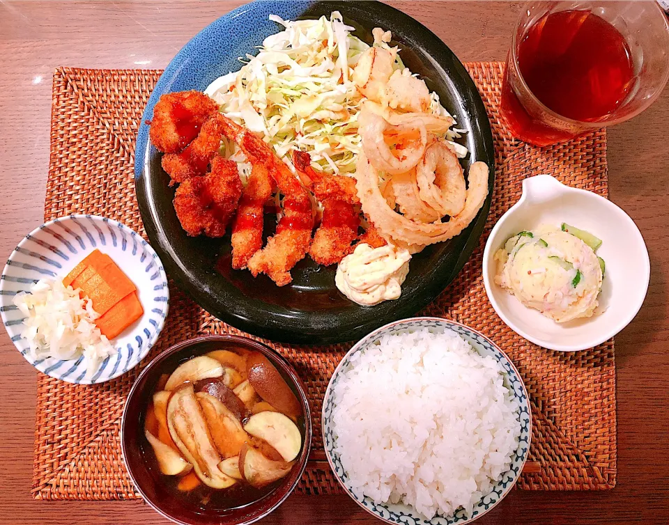 Snapdishの料理写真:Deep fried shrimps and onions ,potato salad, thin sliced cabbage, Tsukemono and miso soup|taka-chanさん