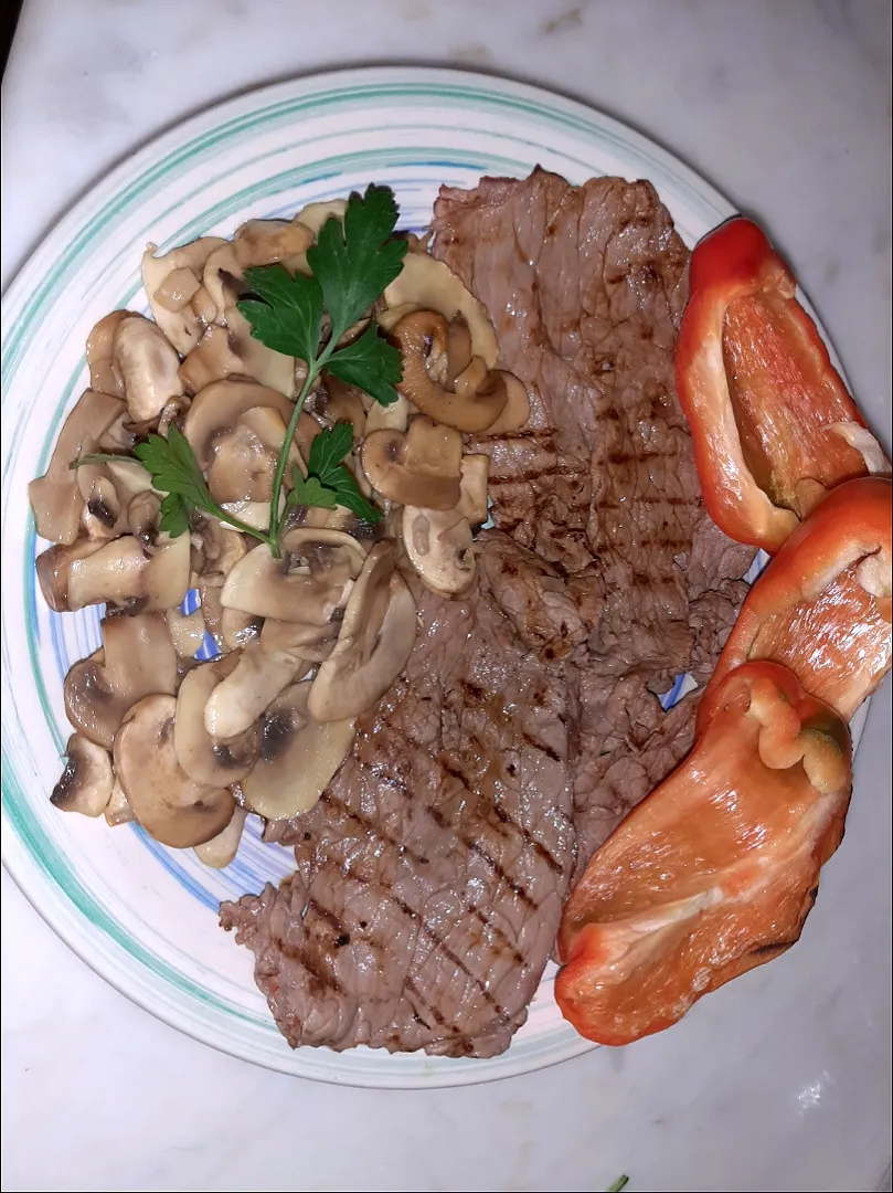 Snapdishの料理写真:Vitello, funghi, peperoni|030203さん