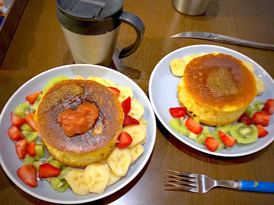 厚焼きホットケーキ🥞　発酵バター　蜂蜜　あまおう苺バター🍓🍯🧈　バナナ🍌キウイ🥝苺🍓　コーヒー☕️|ch＊K*∀o(^^*)♪さん