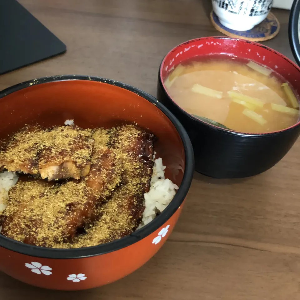 Snapdishの料理写真:秋刀魚の蒲焼き丼・小松菜とジャガイモの味噌汁|a-parkさん