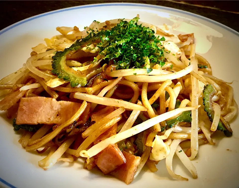 Snapdishの料理写真:ゴーヤで太麺焼きそば                                 (天かす入り)|mottomoさん