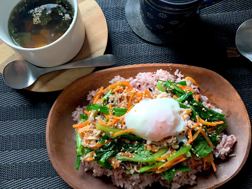 ジューシーそぼろと野菜のビビンバ／小ネギとのり、豆腐の韓国風スープ🇰🇷|yumyum😋さん