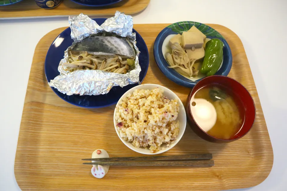 昨日の夕食 さわらの塩麹蒸し、高野豆腐とピーマンの煮物、雑穀米、玉ねぎとわかめの味噌汁|pinknari🐰🌈さん