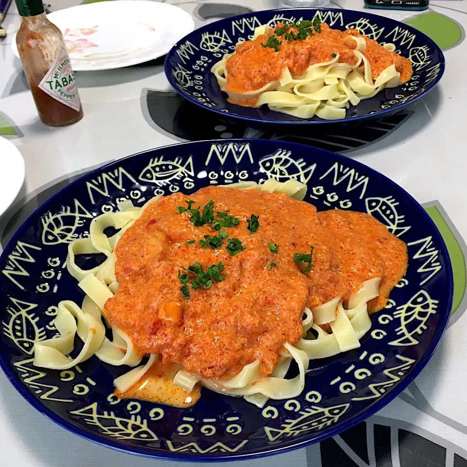 Snapdishの料理写真:カニ缶のトマトクリームパスタ🍝|@KITAさん