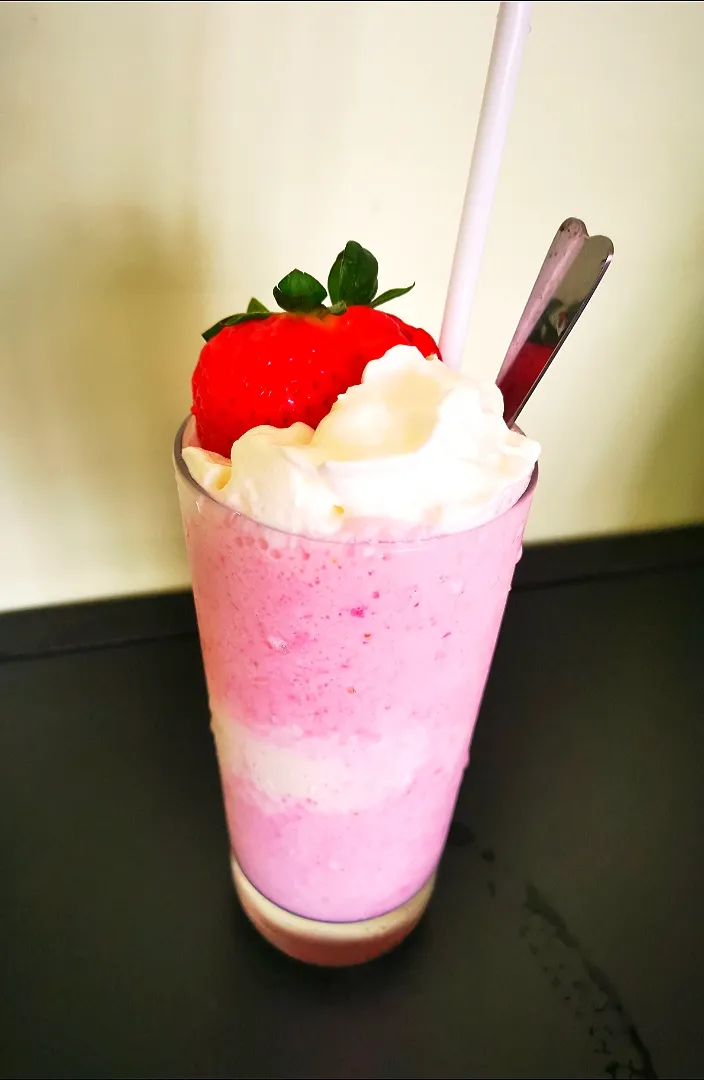 サンドラ リー's dish Strawberry milkshake with vanilla ice cream 😋|サンドラ リーさん