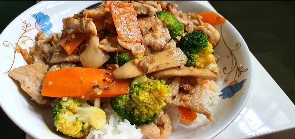 Sunday lunch 💁‍♀️ 06.9 2020
Garlic Lean pork with black pepper sesame oil salted fish sauce stir fry carrot broccoli king oyster mushroom 🥰😍|🌷lynnlicious🌷さん