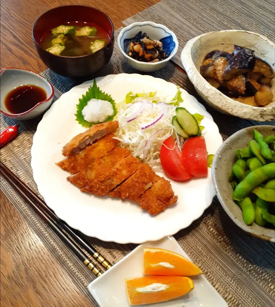 Snapdishの料理写真:今夜は豚カツ定食☺️
枝豆
なすの酢味噌白ごま和え
ひじき煮豆
わかめとオクラのお味噌汁|fumfumさん