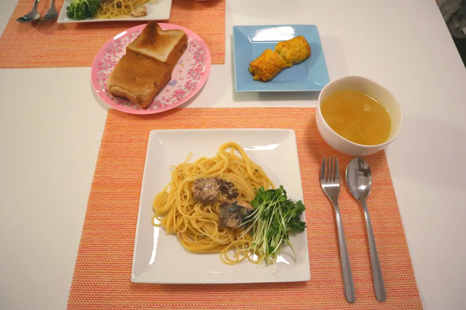 Snapdishの料理写真:今日の夕食 サバ缶の味噌パスタ、玉ねぎのコンソメスープ、ミニストップのとうもろこし揚げ|pinknari🐰🌈さん