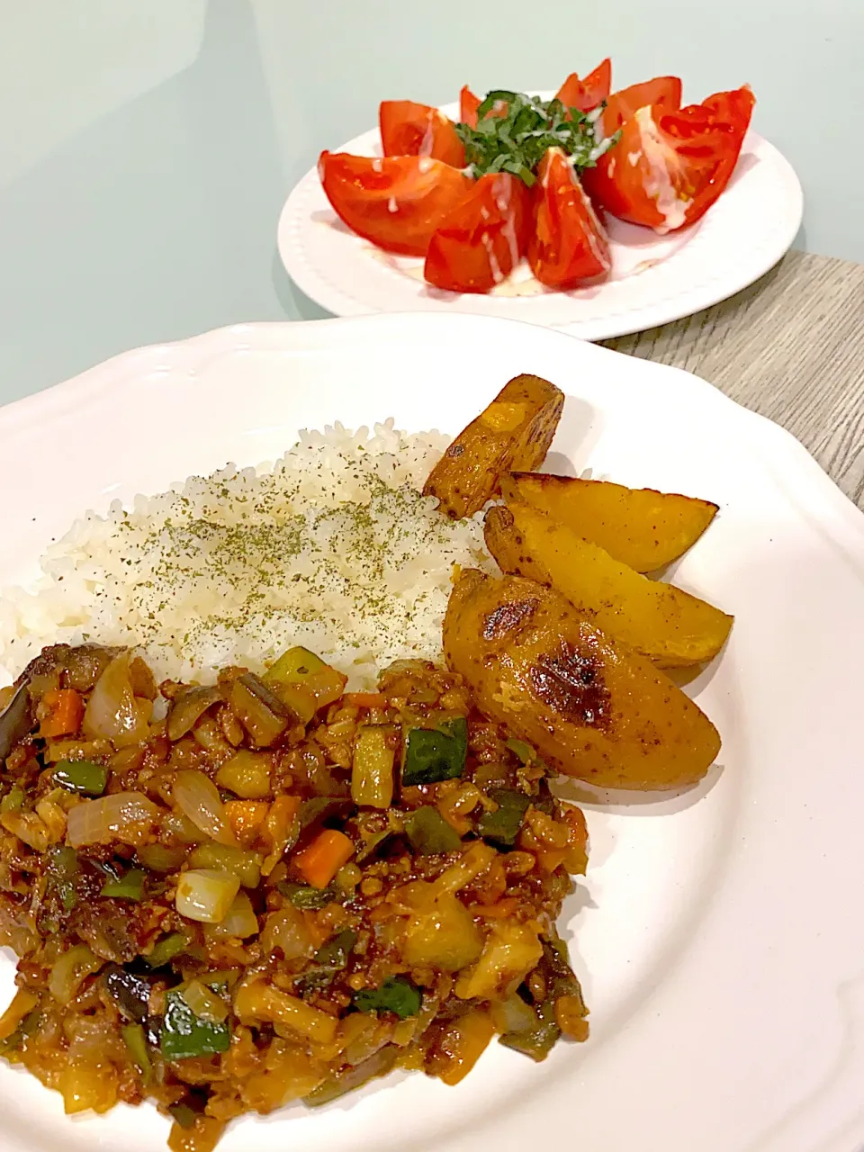 野菜7種と黒豚のドライカレー　インカのめざめの焼きポテト|okazuさん