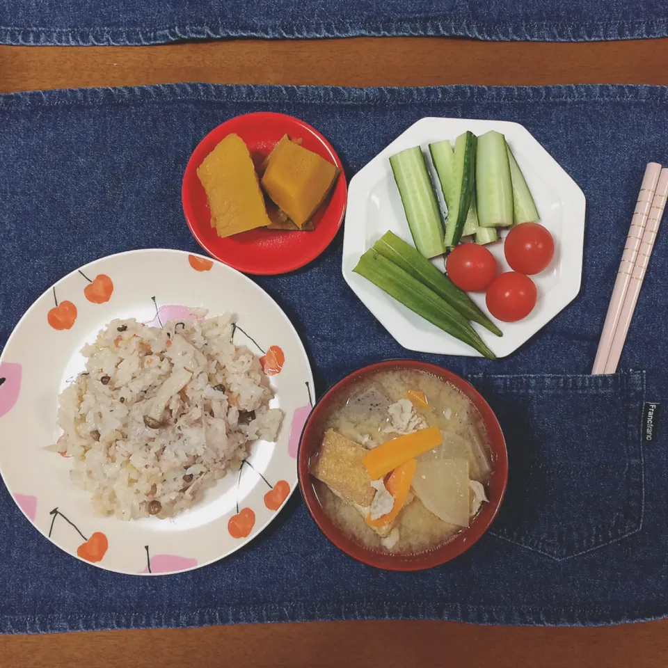 豚肉としめじと梅干しの炊き込みご飯🍚と豚汁🥢|waiwaiさん