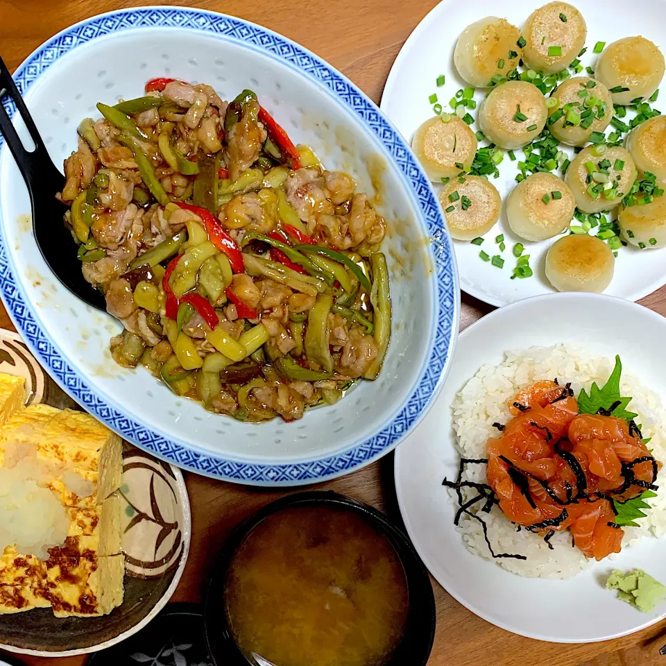 茄子とピーマン豚肉の青椒肉絲　サーモン丼　丸々もちもち餃子　だし巻き玉子　しじみの味噌汁|なおみさん