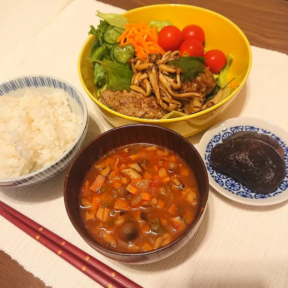 ごはん
ミネストローネ
しいたけの煮物
豆腐ハンバーグ大葉添きのこそーす
レタス、きゅうり、人参、ミニトマトのサラダ
|oneiさん