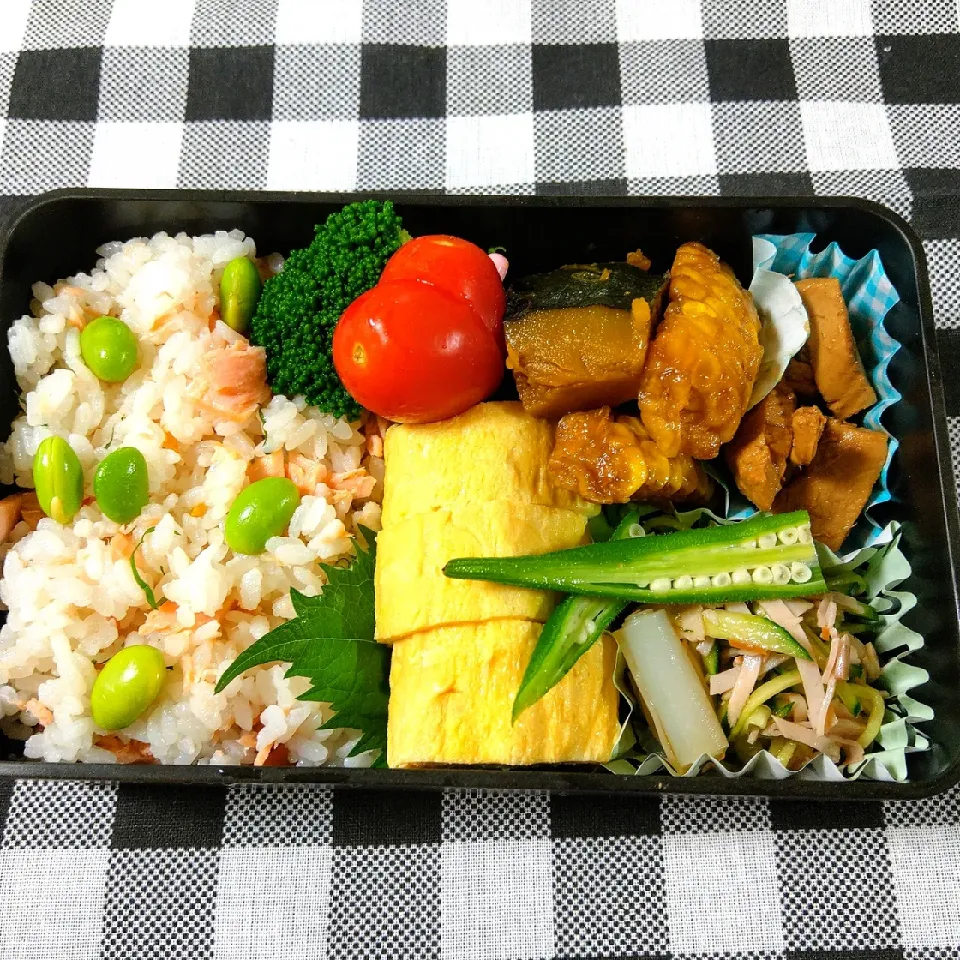 Snapdishの料理写真:★7月27日(月)★
＊鮭ご飯
＊だし巻き卵
＊ハムの中華サラダ
＊かぼちゃ煮
＊鶏ムネ肉の甘辛煮
＊とうもろこしの照焼き
＊ブロッコリー、ミニトマト|杏仁さん