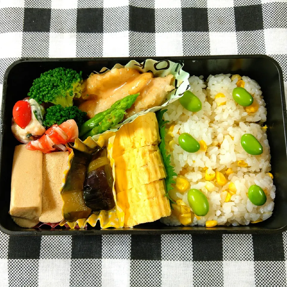 ★7月30日(木)★
＊とうもろこしご飯
＊だし巻き卵
＊茄子の揚げ浸し
＊高野豆腐の煮物
＊鶏のチリマヨ炒め
＊ポテトサラダ
＊ブロッコリー、ミニトマト|杏仁さん