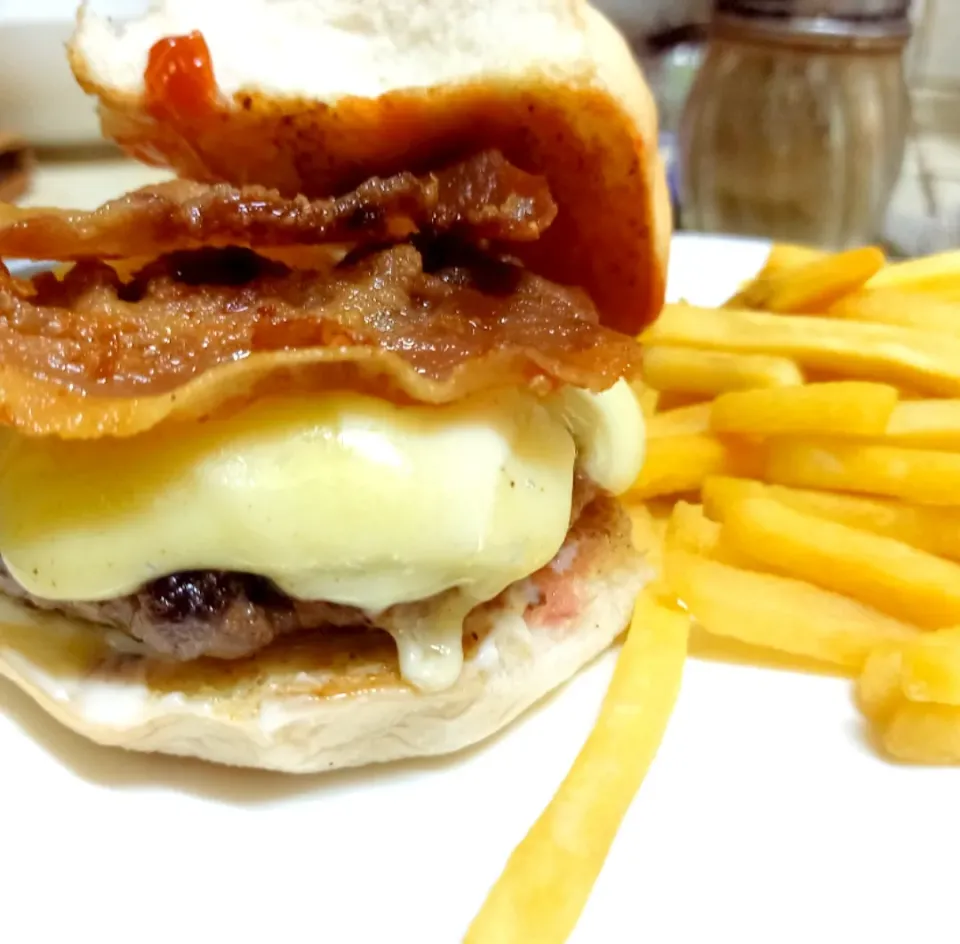 Homemade Bacon Cheese Burger with Fries|The Wretched Chefさん