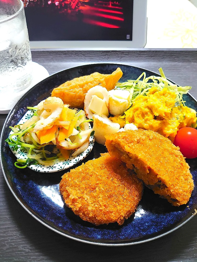 Snapdishの料理写真:今日のおつまみ

カボチャのサラダ
ちくわチーズ
豆苗とちくわ炒めもの
カレーコロッケ
いなり寿司１個|🍒ふみりん🍒さん