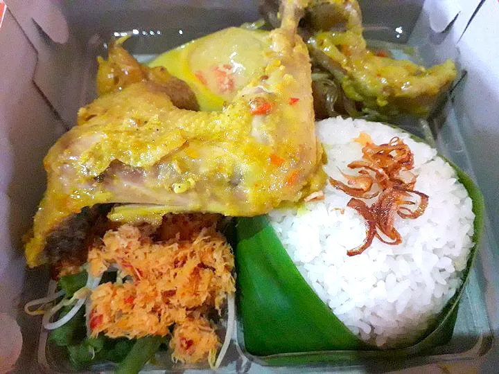 nasi kotak ayam lodho|Titis Pratiwiさん